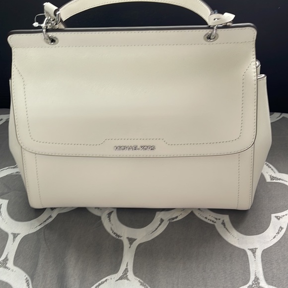 Brand new Michael kors beautiful hand bag - Picture 3 of 5